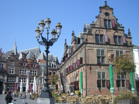 Nijmegen : Grote Markt, rechts im Bild die Stadtwaage